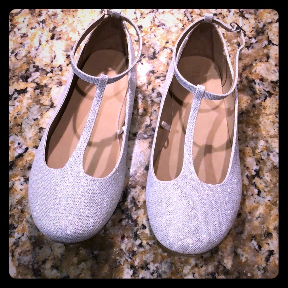 Children’s Place Silver Sz 5 Girls Dressy Shoes